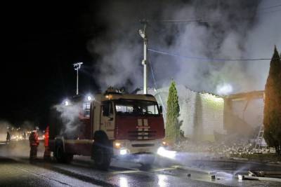 Под Смоленском пожар в гараже уничтожил BMW, Mersedes Benz и Land Rover