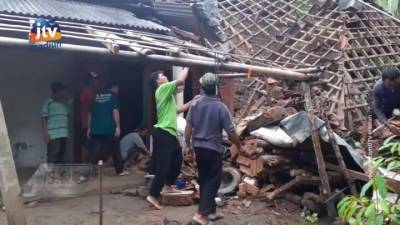 Новости на "России 24". Наводнение в Индонезии: погибли люди, дома смыло водой