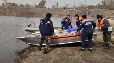 Из-за паводка в одном из районов Саратовской области организовали лодочную переправу