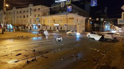 В ночной аварии на улице Кирова в Пензе разбились Mercedes и Skoda