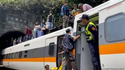 Крушение поезда в Тайване: министр взял на себя ответственность за катастрофу с десятками погибших
