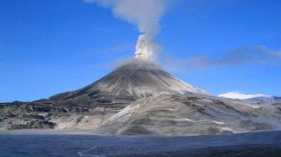 Вулкан Карымский на Камчатке выбросил стoлб пепла