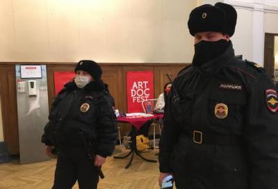Роспотребнадзор и полиция закрыли фестиваль «Артдокфест» в Петербурге