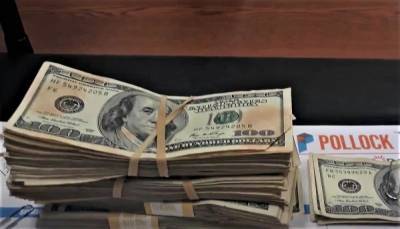 42 тысячи долларов: женщина нашла деньги в одежде из секонд-хенда