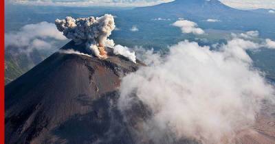 Вулкан на Камчатке выбросил столб пепла на 8,5 км