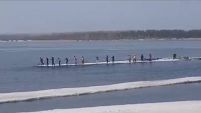 Видео из Сети. На белом корабле: самарцы плавают на льдине по Волге