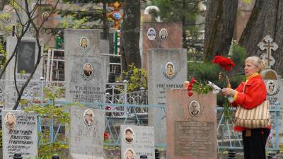 На Ваганьковском кладбище в Москве неизвестные вскрыли колумбарий