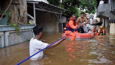 Число жертв паводков и оползней в Индонезии возросло до 23
