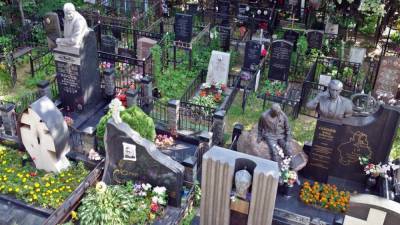 Вандалы осквернили колумбарий для урн на Ваганьковском кладбище