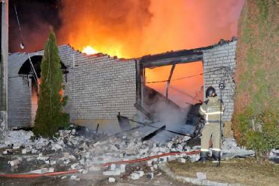 В Смоленском районе сгорел гараж с тремя иномарками внутри