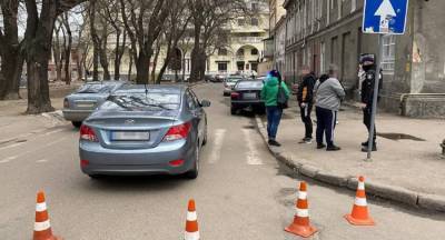 В Одессе водитель легковушки наехал на 3 пешеходов и скрылся с места аварии