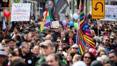 В немецком Штутгарте прошли массовые протесты против COVID-ограничений