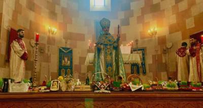 Архиепископ Паргев Мартиросян провел литургию в соборе Св. Богоматери в Степанакерте
