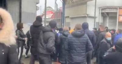 Торговцы прогнали силовиков, которые хотели заблокировать рынок в Николаеве (ВИДЕО)