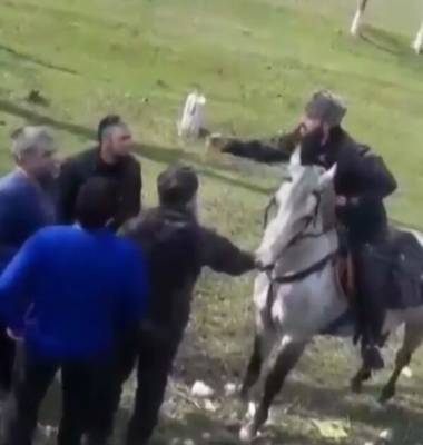Полиция остановила конный поход на Дагестан с чеченскими флагами