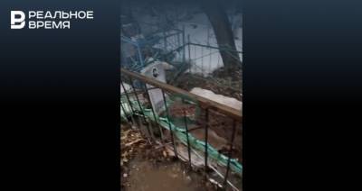 В Казани на видео сняли, как кладбище размывает талыми водами