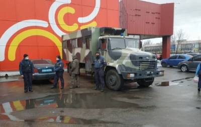 Локдаун в Николаеве: Национальная гвардия заблокировала входы на рынок (видео)
