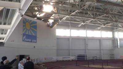Крыша спорткомплекса обрушилась во время детских соревнований. Видео