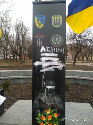 В Лисичанске вандалы повредили памятник Героям добровольцам (фото)
