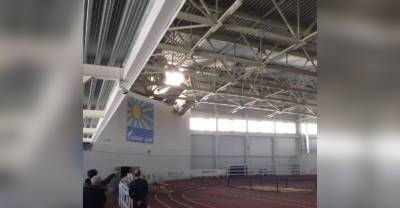 Чудом избежали трагедии: в Кирове во время детских соревнований обрушилась часть крыши спорткомплекса — видео