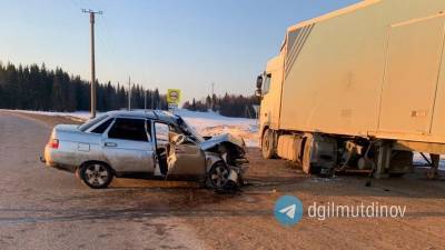 В Башкирии в аварии с грузовиком пострадали двое мужчин