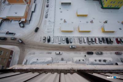 В Новосибирске первоклассница выпала с балкона четвертого этажа