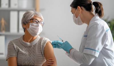 Семейные врачи хотят проводить вакцинацию без приоритетности