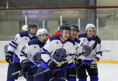 Любители хоккея вступили в борьбу за четыре кубка на Сахалине