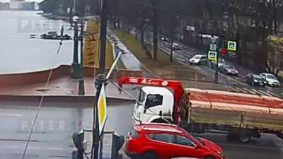 Мужчина предотвратил суицид на Каменноостровском мосту: видео