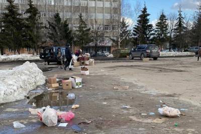 После жалобы рязанки убрали мусор на месте ярмарки на площади Новаторов