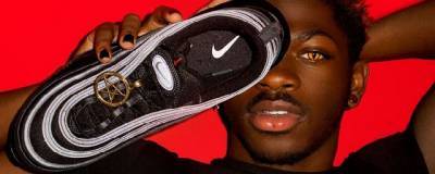 Суд в США запретил рэперу продавать кроссовки с человеческой кровью