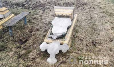 В Винницкой области подростки повредили 8 памятников на кладбище