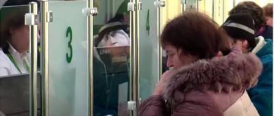 Украинцы начнут получать пенсии только через банки: когда и кого коснется