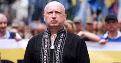 Турчинов и Порошенко объявили сбор резервистов и воевавших в Донбассе