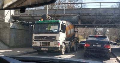 В Калининграде грузовик застрял под мостом на Островского (фото)