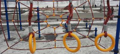 Жители Петрозаводска увидели опасность на детской площадке вблизи Онего (ФОТО)