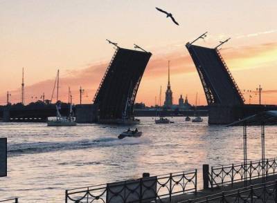 С 10 апреля в Петербурге открывается сезон навигации и разводных мостов