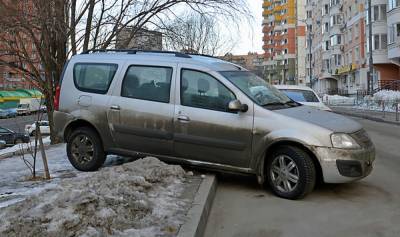 В администрации Петрозаводска рассказали, как наказать тех, кто паркуется на газонах