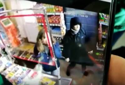 В Петербурге покупатель ударил 13-летнюю девочку кулаком в лицо из-за громкого смеха
