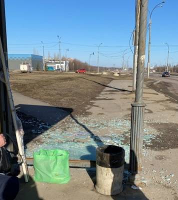 Вандалы разбили стекло автобусной остановки в Липецке