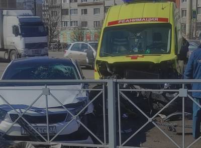 В Костроме водитель протаранил машину скорой помощи