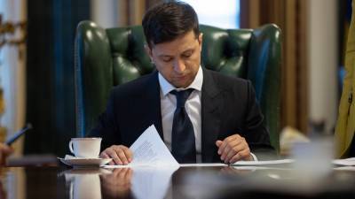 Зеленский ввел в действие санкции СНБО против топ-контрабандистов