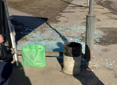 Липецкие вандалы разбили стеклянную панель автобусной остановки