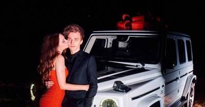 Как Моргенштерн: YouTube-звезда Влад Бумага подарил девушке авто за 15 миллионов рублей