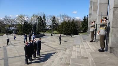 Новый премьер Словакии начал правление с того, что отдал дань памяти красноармейцам