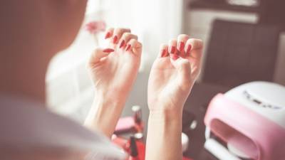 Состояние ногтей может говорить о развитии патологий у человека