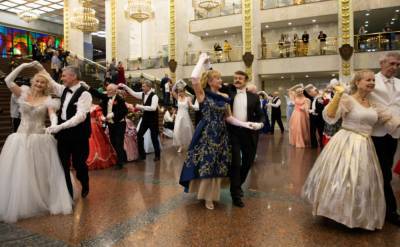 Более 200 любителей исторических танцев встретились на балу в Музее Победы
