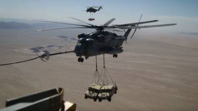 Кадры транспортировки групп бронемашин армии США с помощью вертолетов СН-53 попали в Сеть