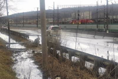 Вонь и поток: в Смоленске на дорогу текут канализационные реки