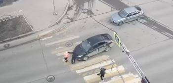 В центре Вологды, на ул. Ленинградской, под колеса иномарки попали папа с дочкой